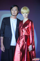 组图：桂纶镁金发造型示人 舞台上大玩变装秀