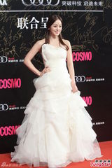 组图：金泰熙赴沪站台似公主 金秀贤正装笔挺