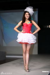 组图：赖琳恩化身性感尤物 魅惑热舞展曲线