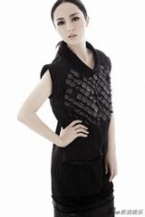 组图：董璇登《风尚志》封面  浓妆诵读爱之唇