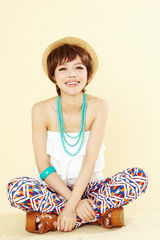 组图：班嘉佳帅气短发造型俏皮可爱