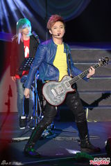 组图：张芸京庆圣诞开唱 嘉宾阿沁狂野助阵