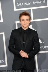 组图：乡村乐小正太亨特-海耶斯亮相红毯