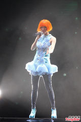 组图：孙燕姿台北开唱 俏丽短发扮“神奇女力”