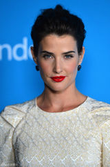 组图：“罗宾阿姨”白裙红唇美丽亮相CBS派对