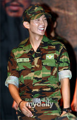 幻灯图：李准基等出席发布会 穿军装英姿飒爽