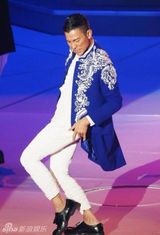 组图：52岁刘德华狂野飚唱 扯衣肌战小巨蛋