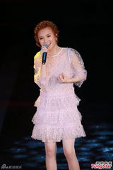 组图：林欣彤献唱金像奖 粉色纱裙可爱妩媚