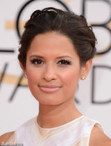 组图：迪亚兹保守纯白礼服严丝合缝