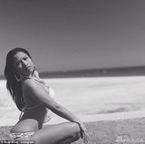 组图：妮琪米娜晒性感度假照 着比基尼前凸后翘