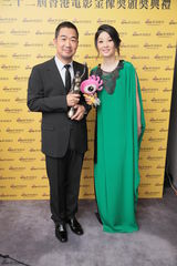 组图：金像奖得主后台秀奖杯 与小新合影