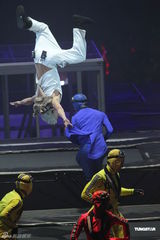 组图：郭富城个唱变型金刚舞台华丽震撼