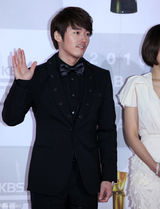 组图：韩国KBS演技大赏颁奖 张赫文根英等出席