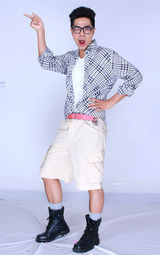 组图：袁成杰赶拍《爱情睡醒了》 复古保安装曝光