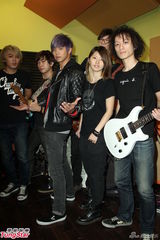 组图：黄鸿升生日开唱 喜收高档耳机