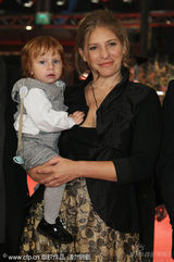 幻灯图集：《谜团》首映 女导演抱宝宝亮相