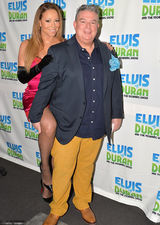 组图：玛利亚-凯莉穿睡衣录节目 被主持抱大腿