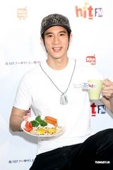 高清组图：王力宏秀厨艺煎双蛋 期望发片拍片双丰收