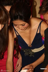 组图：《蜜桃成熟时33D》性感女星卖包子做宣传