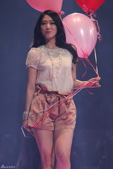 高清组图：韩星朴信惠上海走秀 手举气球可爱俏丽