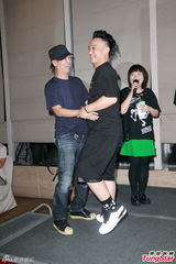 组图：陈奕迅演唱会化浓妆 搞怪献唱掀高潮