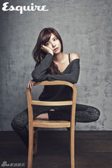 组图：韩星李泰琳爆乳登杂志露香肩蛮腰大腿