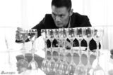 组图：邵兵曝黑白花絮照 玩弄酒杯神态专注