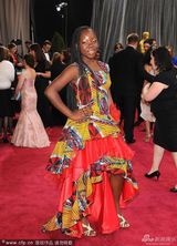 组图：柏林影后雷切尔-米瓦纳扎服饰鲜艳