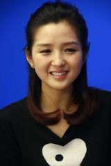 高清组图：何洁学小浪扮独眼 可爱翘嘴笑眼弯弯