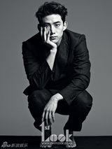 组图：玉泽演拍黑白写真 谈2PM长寿秘诀