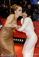 高清：《仰天长啸》首映 导演维多利亚被面具男抱起