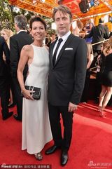 组图：《汉尼拔》麦德斯-米克尔森携妻亮相红毯