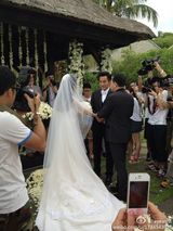 组图：直击杨幂婚礼激动落泪 刘恺威亲吻新娘