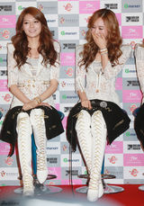 组图：少女时代记者会 成员白色蕾丝装性感亮相