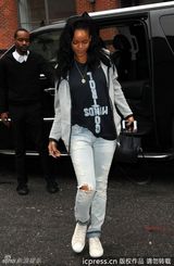 组图：蕾哈娜运动造型素颜外出 与神似旧爱粉丝合影