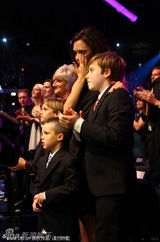 高清组图：贝克汉姆获终身成就奖 辣妹喜极而泣