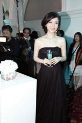 组图：张静初典雅亮相日本尽显高贵