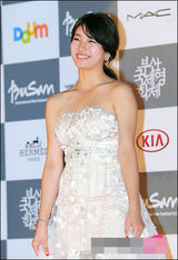 组图：秀智素色蕾丝纱裙现身红毯宛如公主