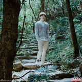 组图：罗力威攀山越岭拍封面 新碟注入诗画美态