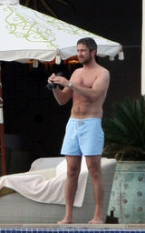 幻灯图：安妮斯顿墨西哥过生日 杰拉德-巴特勒作陪