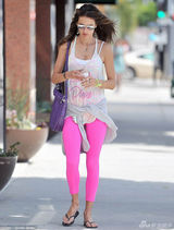 组图：安布罗休儿子卖萌 女儿遗传长腿爱走猫步