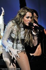 幻灯组图：麦莉变身性感小野猫 狂野表演姿态撩人