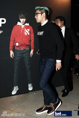 组图：BigbangTOP出席某服饰品牌20周年庆祝晚会