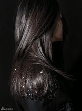 组图：姚晨登《优家画报》封面沉稳厚实