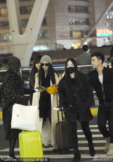 组图：范冰冰深夜现身机场 潮人打扮获众人簇拥