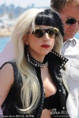 高清组图：Lady Gaga戛纳凑热闹 前卫装扮吸引眼球