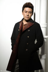 组图：常铖西装迎春来 尽显魅力熟男风范