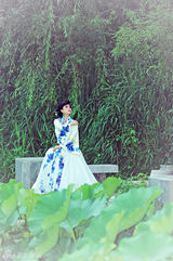 组图：芙蓉姐姐青花瓷玩中国风 重回清华园摆POSE