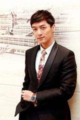 组图：胡歌化身制表师 自曝18岁就自己组装手表