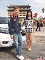 组图：徐子珊携手F1冠军赛车手畅游北京旧街